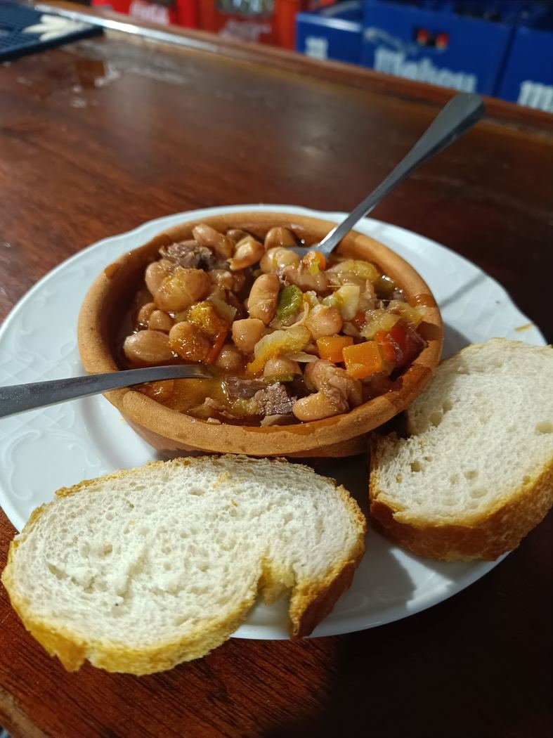 Guiso tradicional de judiones estofados con verduras y carne