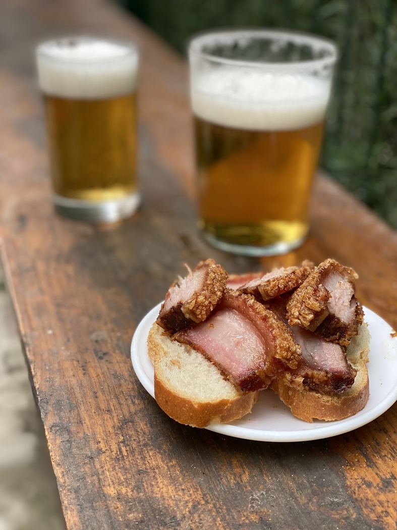 Tostas de torrezno crujiente servidas para compartir